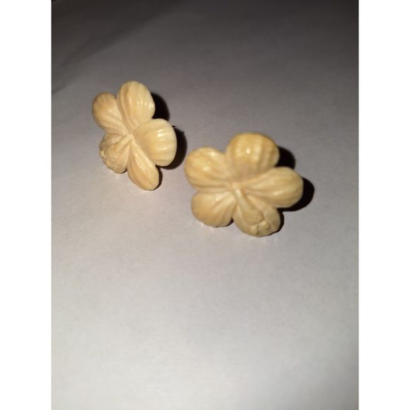 Hawaiian Hand Carved Hibiscus Screw Back Vintage Earrings Cream - Picture 1 of 5